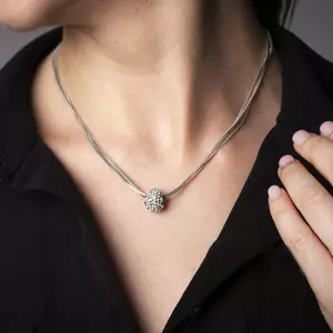 Amelia nemesacél nyaklánc kristályos medállal, ezüst színű 